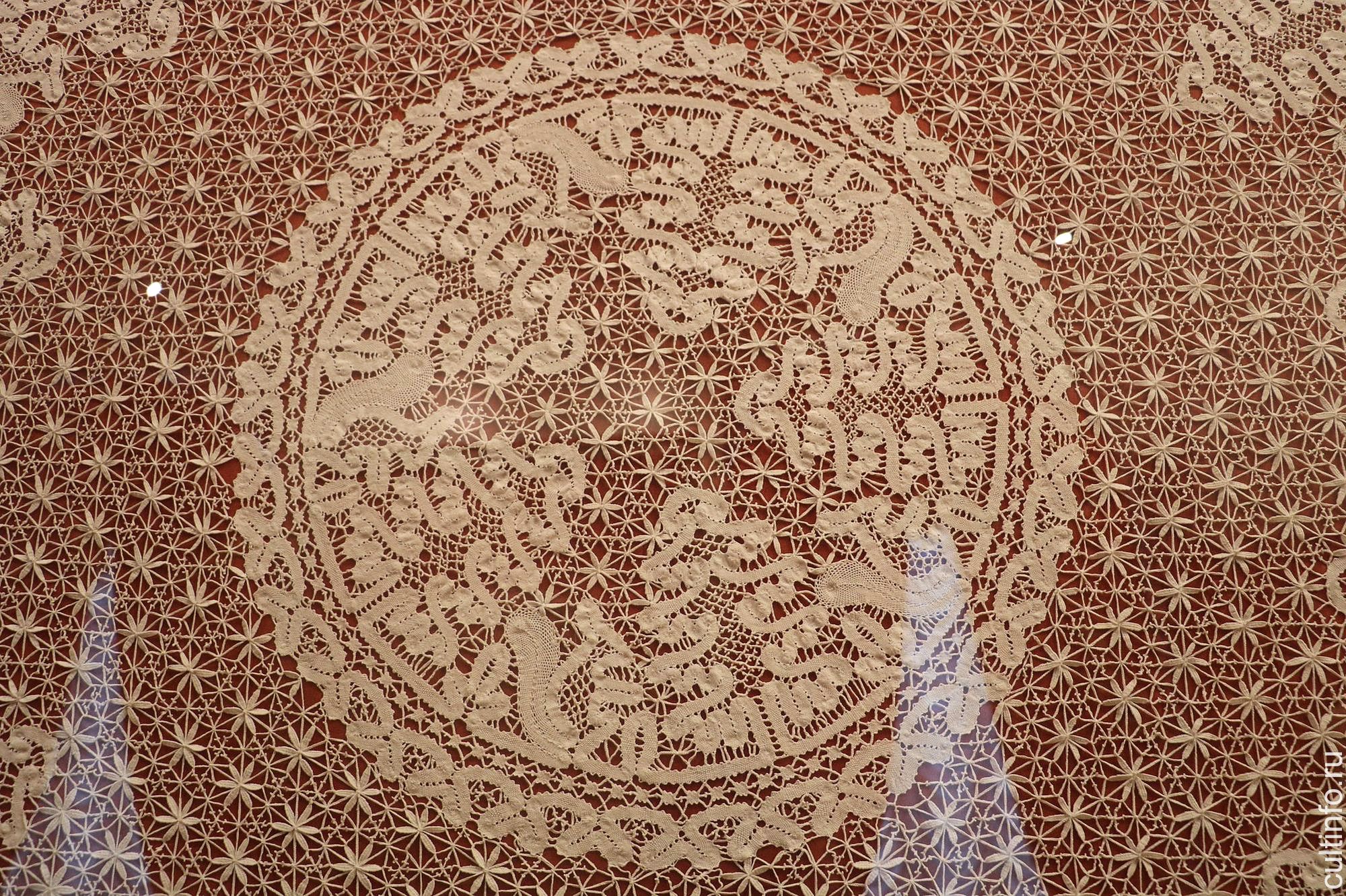 Скатерть «Белочка». Фрагмент